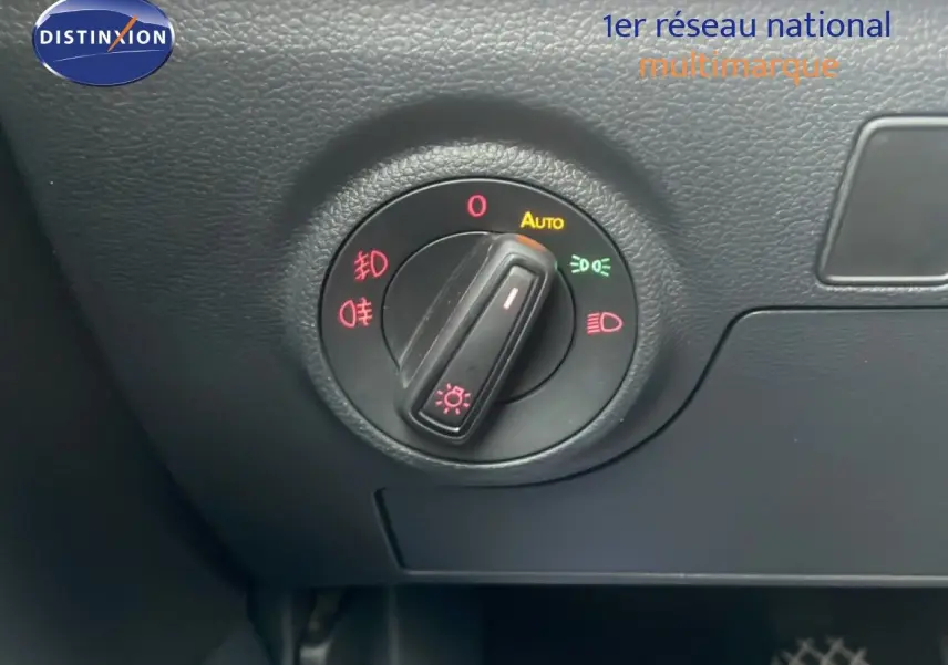 Gros plan sur le bouton de commande des phares dans l’habitacle noir du SEAT Arona 2025, version Style Special Edition.