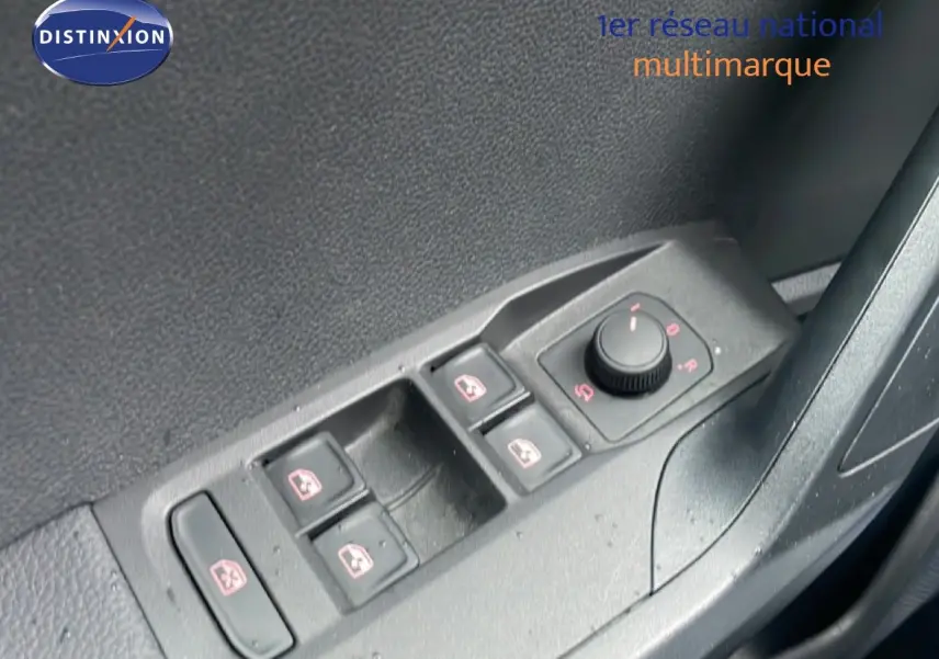 Gros plan sur les commandes de lève-vitres et réglage des rétroviseurs côté conducteur d'une SEAT Arona blanche.