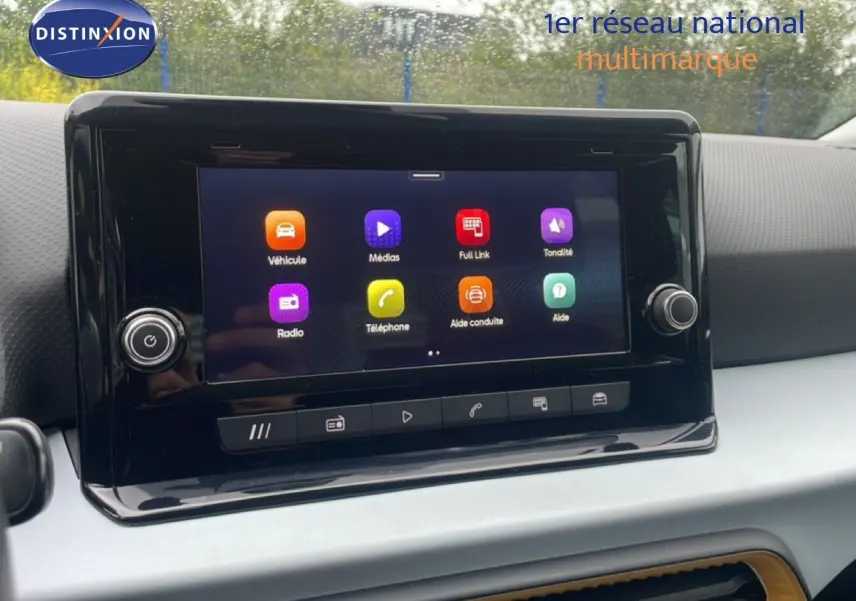 Écran tactile central du tableau de bord de la SEAT Arona 2025 avec interface multimédia colorée.