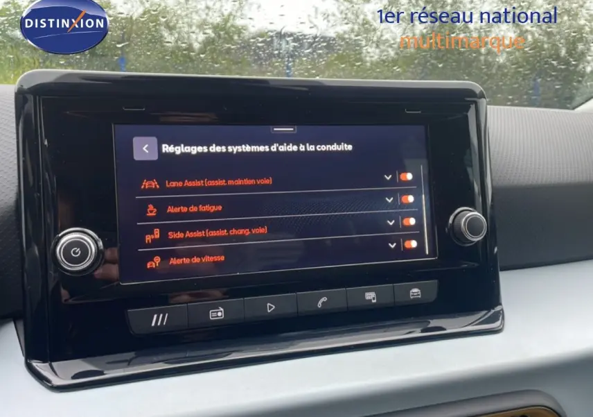 Écran tactile central du tableau de bord du SEAT Arona 2025, affichant les réglages d’aide à la conduite.