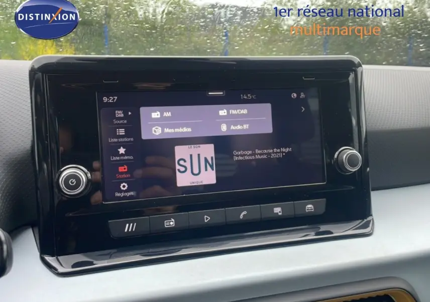 Écran tactile central du tableau de bord du SEAT Arona 2025, affichant les options radio et médias.