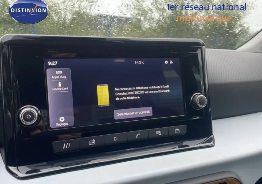 Vue intérieure centrée sur l'écran tactile du tableau de bord du SEAT Arona 2025 avec finition noire et blanche.