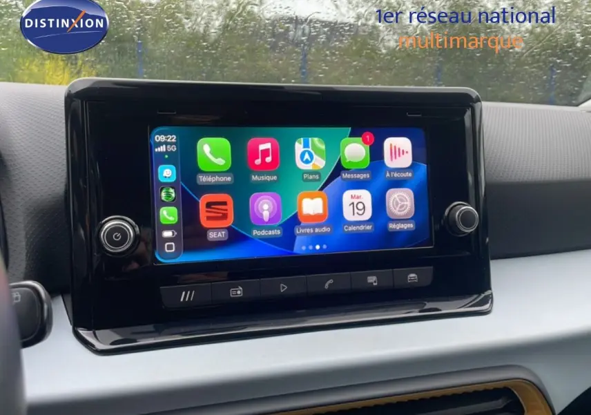 Écran tactile central du tableau de bord du SEAT Arona 2025, affichant les applications connectées.
