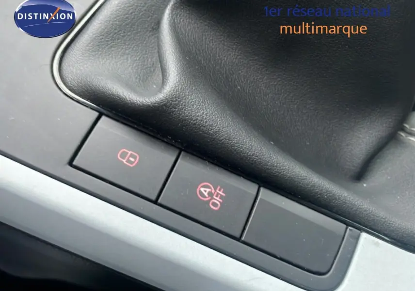 Gros plan sur la console centrale avec levier de vitesses et boutons de verrouillage et arrêt auto start/stop du SEAT Arona blanc.
