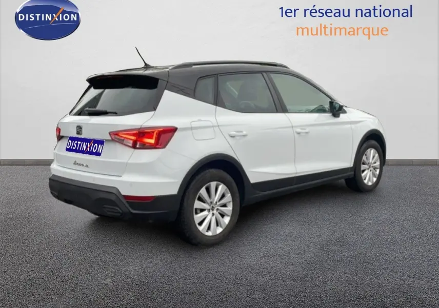 SEAT Arona blanc alpin métal avec toit noir, vue 3/4 arrière côté droit, sur fond neutre.