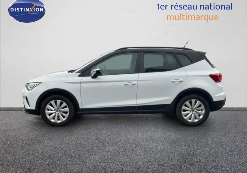Profil droit d'un SEAT Arona blanc alpin avec toit noir, version 2025 Style Special Edition, sur fond neutre.