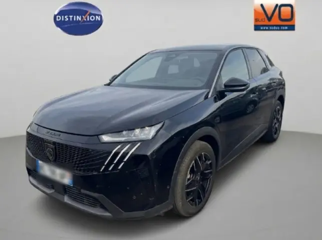 Peugeot 3008 Hybrid 136 e-DCS6 Allure noir, vue 3/4 avant droit, jantes alliage noires 19 pouces, feux LED allumés.