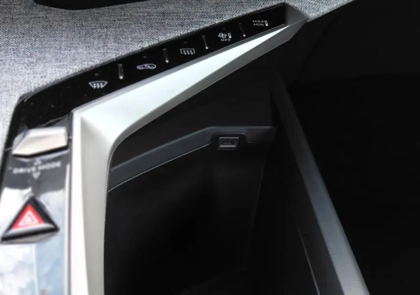 Détail de la console centrale du Peugeot 3008 Hybrid 136 e-DCS6 Allure 2025, avec commandes tactiles et finition tissu gris.