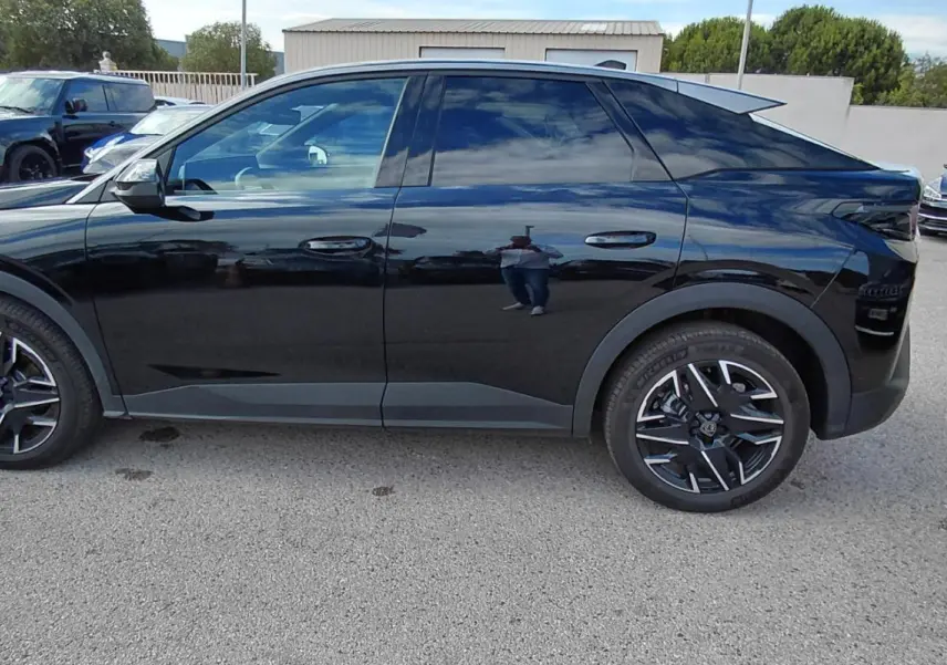 Profil côté gauche du Peugeot 3008 Hybrid noir 2025 avec jantes alliage 19 pouces et lignes épurées.
