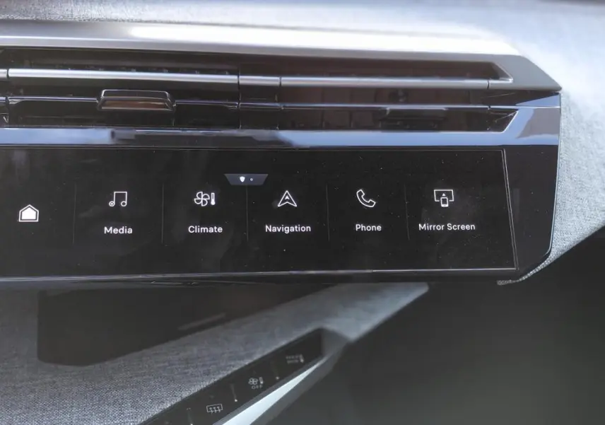 Écran tactile central du tableau de bord du Peugeot 3008 Hybrid 136 e-DCS6 Allure 2025, vue rapprochée.