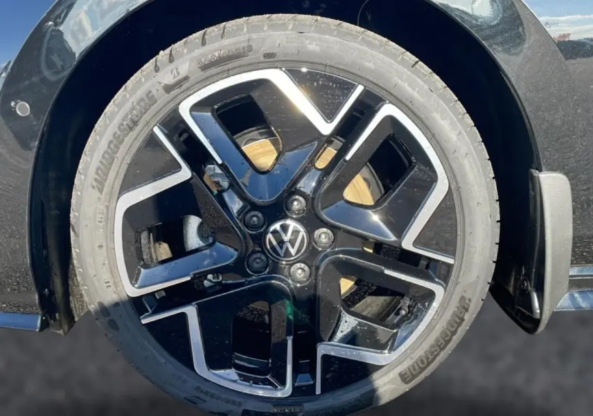 Gros plan sur la jante noire et argentée de la Volkswagen Golf 1.5 etsi evo2 150 R-Line 2026, avec logo VW central.