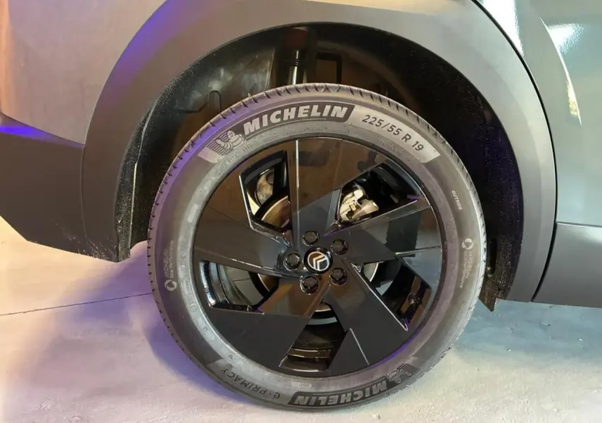 Gros plan sur la roue avant droite noire du Citroën C5 Aircross vert 2026 avec pneu Michelin visible.