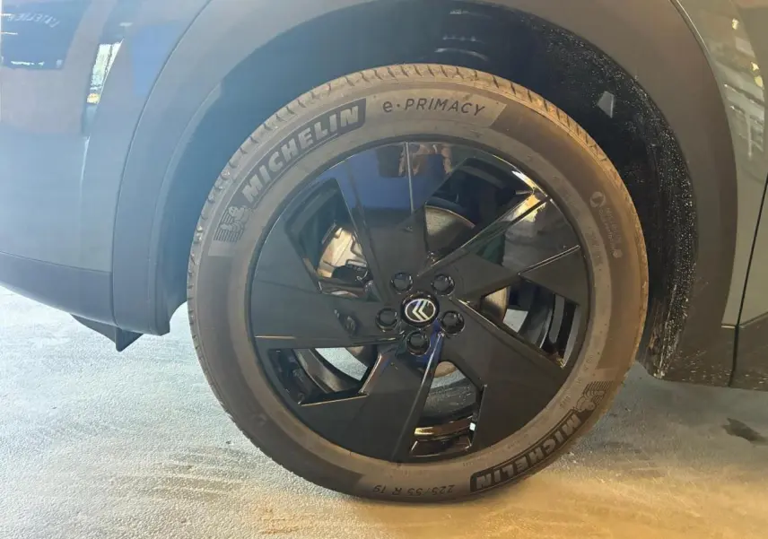 Gros plan sur la roue avant droite du Citroën C5 Aircross vert 2026 avec jante noire et pneu Michelin e-Primacy.