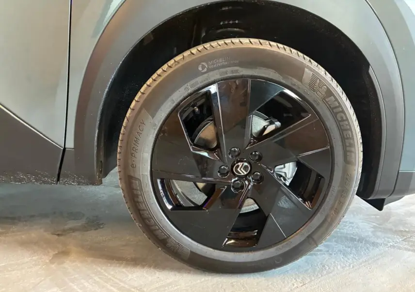 Gros plan sur la roue avant droite noire brillante du Citroën C5 Aircross vert 2026 avec pneu Michelin.