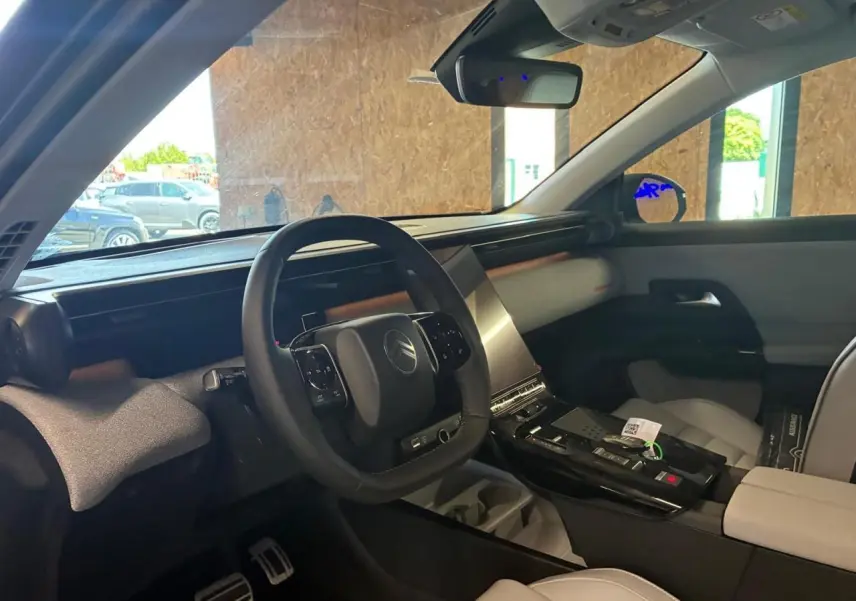 Vue intérieure côté conducteur du Citroën C5 Aircross 2026, avec tableau de bord moderne et sellerie claire.