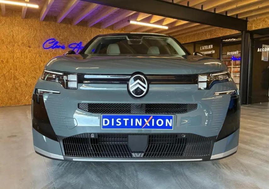 Vue avant d’un Citroën C5 Aircross 2026 vert, avec calandre noire et logo Citroën proéminent au centre.