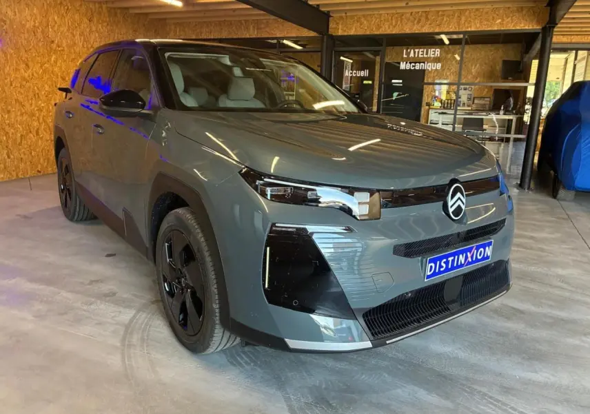 Citroën C5 Aircross II 1.2 Hybride 145 vert, vue 3/4 avant droit en intérieur avec jantes noires.