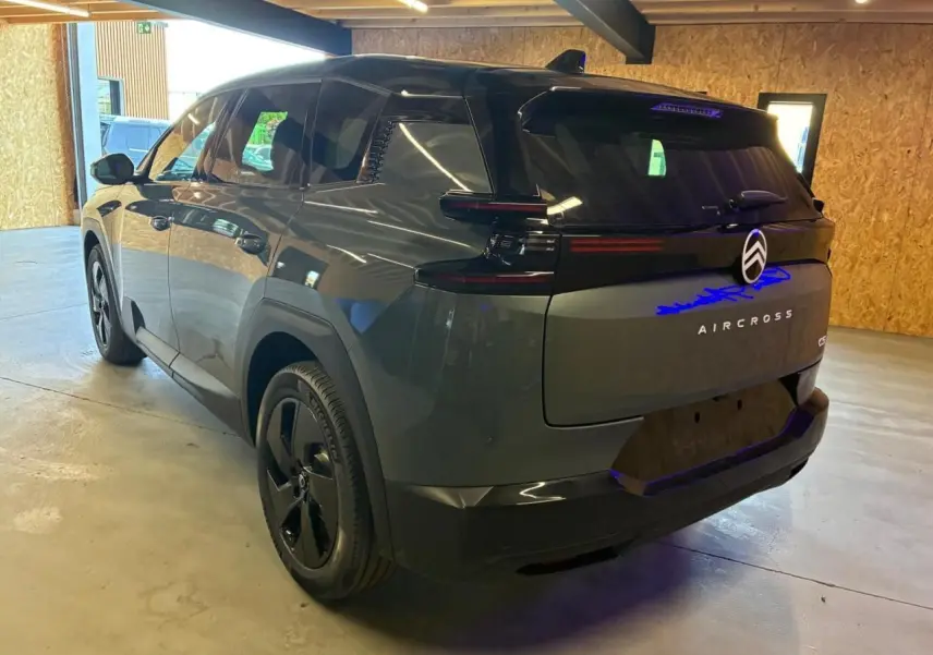 Vue 3/4 arrière droite du Citroën C5 Aircross 2026 vert, avec feux arrière noirs et jantes noires distinctives.