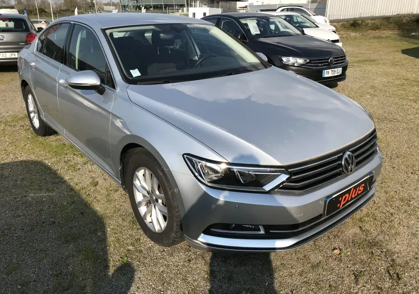 Volkswagen Passat confortline business 2015 en reflet d'argent vue 3/4 avant avec calandre et phares LED visibles