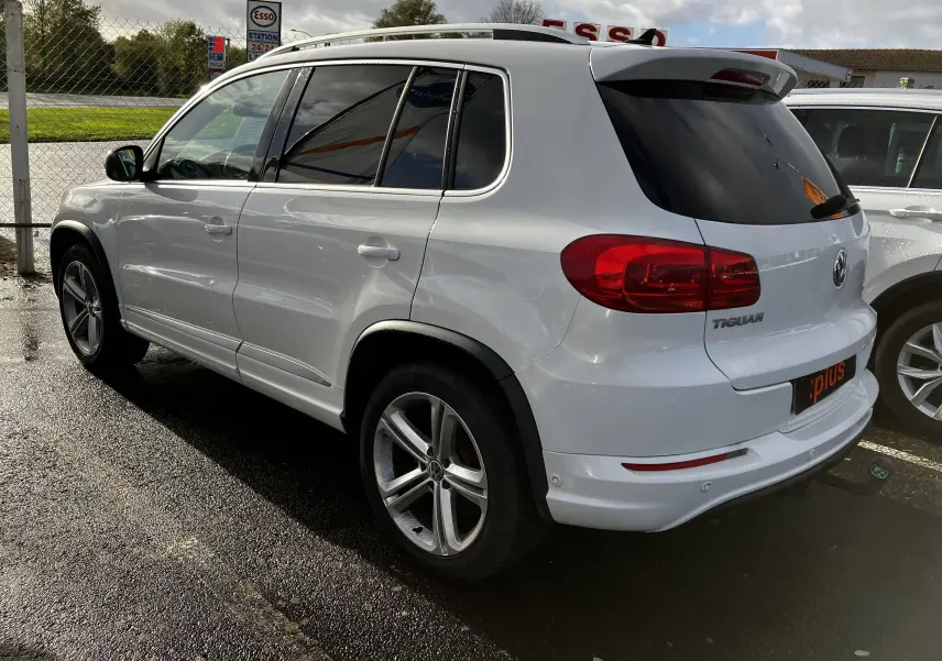 Volkswagen Tiguan blanc vu de trois quarts arrière droit, avec vitres teintées et jantes alliage cinq branches.