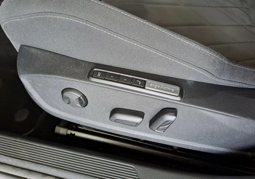 Détail des commandes de réglage électrique du siège conducteur gris tissu de la Volkswagen Golf VIII 1.4 e-Hybrid 2021.