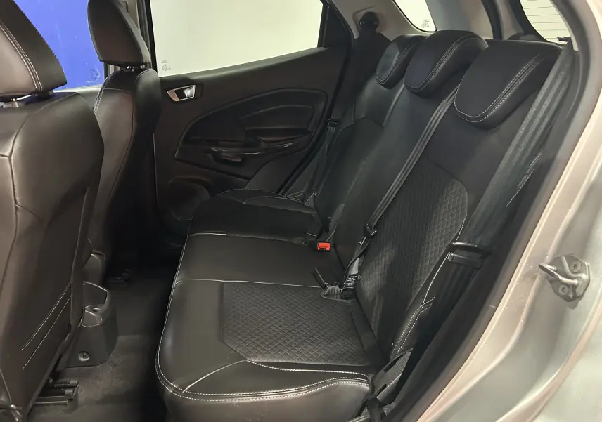 Vue intérieure arrière côté droit du Ford EcoSport gris 2018, sièges en cuir noir avec surpiqûres blanches.
