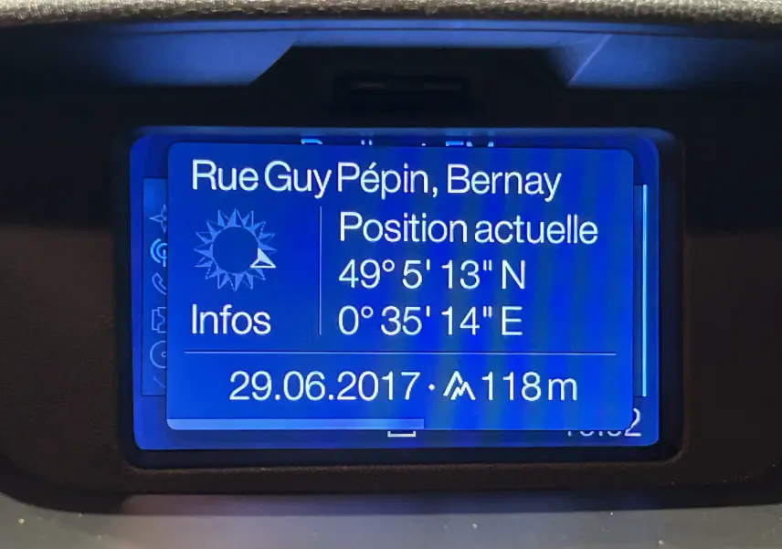 Écran GPS bleu affichant la position actuelle sur Rue Guy Pépin à Bernay dans un Ford EcoSport gris 2018.