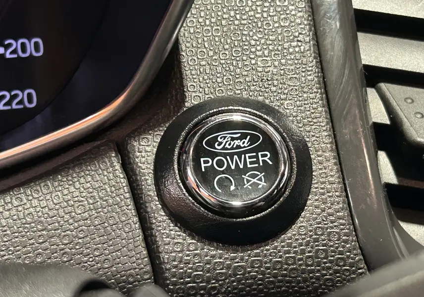 Bouton Ford Power en gros plan sur la console intérieure du Ford EcoSport gris 2018 version Titanium.