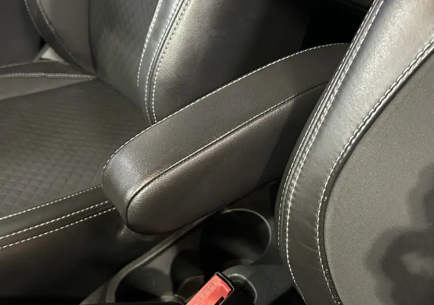 Accoudoir central en cuir noir avec surpiqûres blanches entre les sièges avant du Ford EcoSport gris 2018.