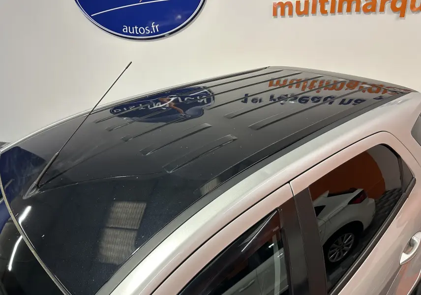 Vue plongeante du toit noir brillant sur un Ford EcoSport gris 2018, mettant en valeur l'antenne radio fine.