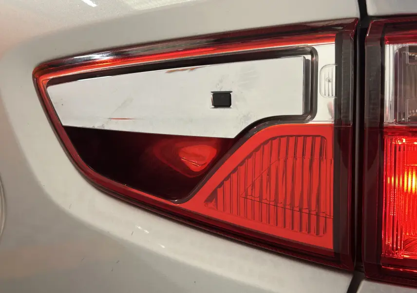 Gros plan sur le feu arrière droit rouge et blanc du Ford EcoSport gris 2018 version Titanium.