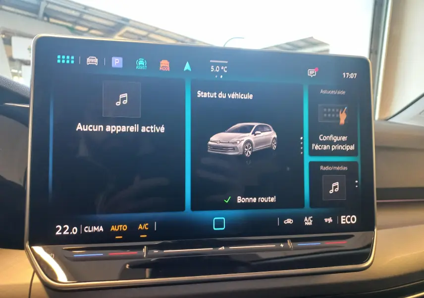 Écran tactile central affichant le statut du véhicule Volkswagen Golf 1.5 eHybrid 204 DSG6 en vue intérieure.