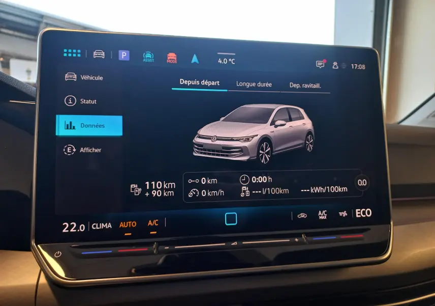 Écran tactile intérieur affichant une vue 3/4 avant d'une Volkswagen Golf 1.5 eHybrid argent Dolomite.