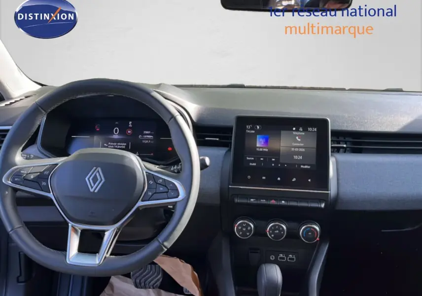 Vue intérieure avant du tableau de bord de la Renault Clio gris schiste avec écran tactile et volant multifonction.