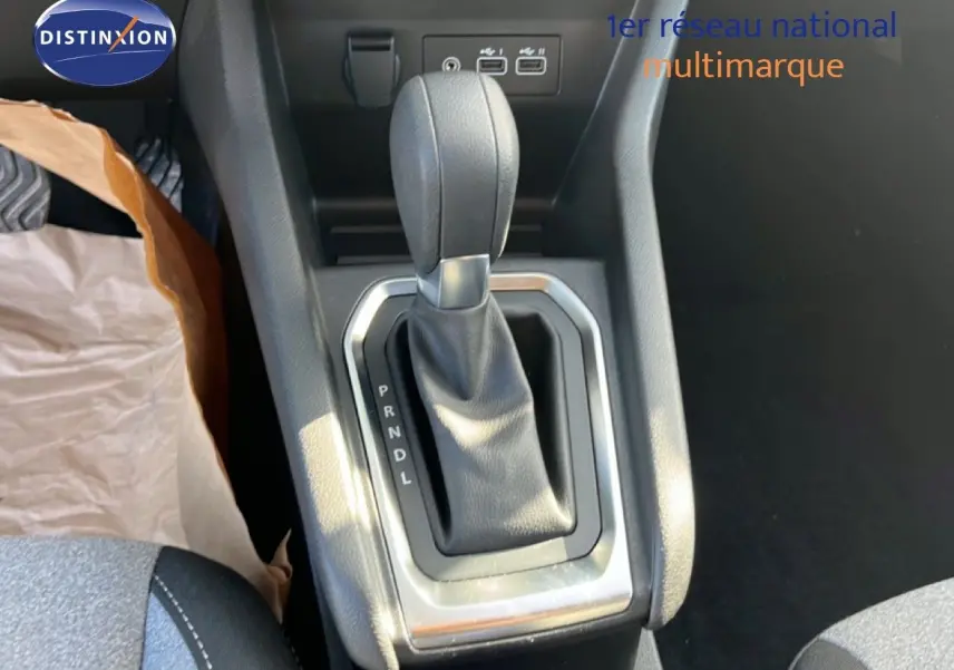 Le levier de vitesses automatique en cuir noir de la Renault Clio V 1.0 TCE 90ch, vue rapprochée de la console centrale.