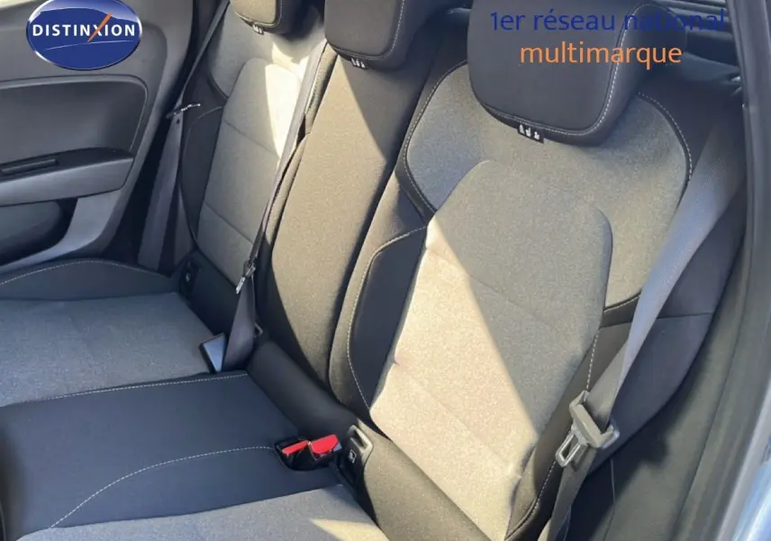 Vue intérieure côté droit des sièges arrière gris tissu et cuir de la Renault Clio 2025 gris schiste métal.