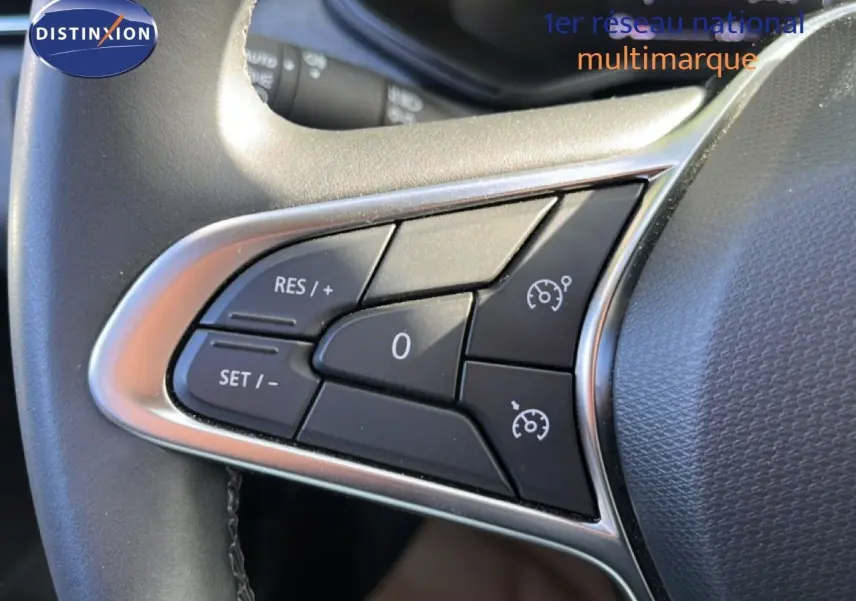 Gros plan sur les commandes de régulateur de vitesse au volant d’une Renault Clio gris schiste métal, version 2025.