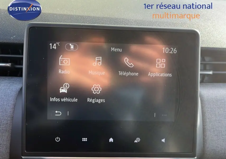 Écran tactile central de la Renault Clio 2025 en gros plan, affichant le menu multimédia avec fond gris.