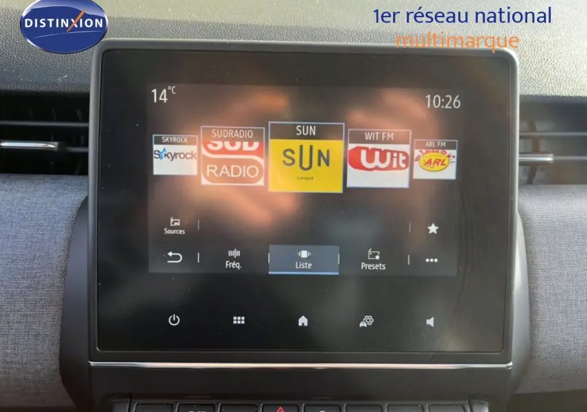 Vue de face de la Renault Clio 2025 gris schiste métal, mettant en valeur l'écran tactile central et la planche de bord.