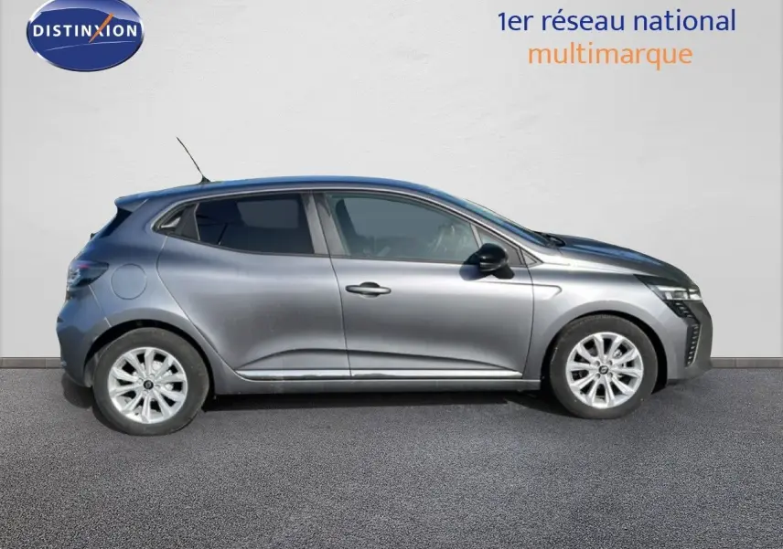 Profil droit de la Renault Clio 2025 gris schiste métal avec jantes alliage et vitres teintées sur fond neutre.