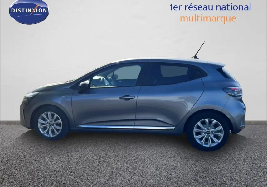 Profil droit d'une Renault Clio 2025 gris schiste métal avec jantes alliage et vitres teintées.