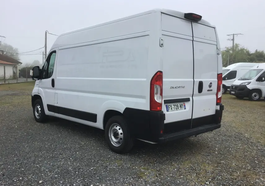 Vue 3/4 arrière droite d’un FIAT Ducato Fourgon blanc de 2021, avec portes arrière fermées et plaque d’immatriculation visible.