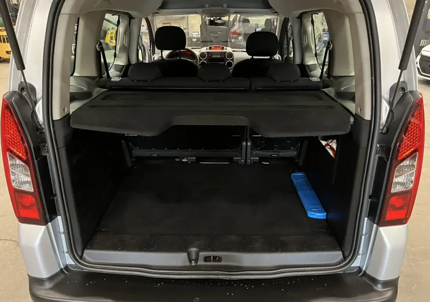 Vue arrière ouverte du Peugeot Partner Tepee gris aluminium de 2013, montrant le coffre spacieux avec cache-bagages noir.