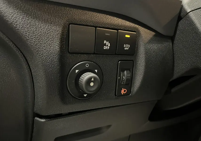 Détail du tableau de bord côté conducteur du Peugeot Partner Tepee 2013, boutons de réglage et indicateurs lumineux.