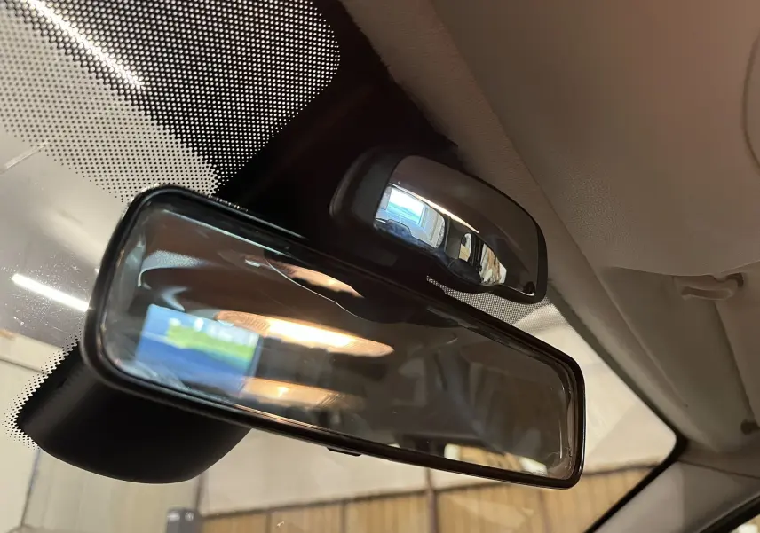 Vue rapprochée du rétroviseur intérieur et du miroir de surveillance enfant du Peugeot Partner Tepee gris aluminium de 2013.