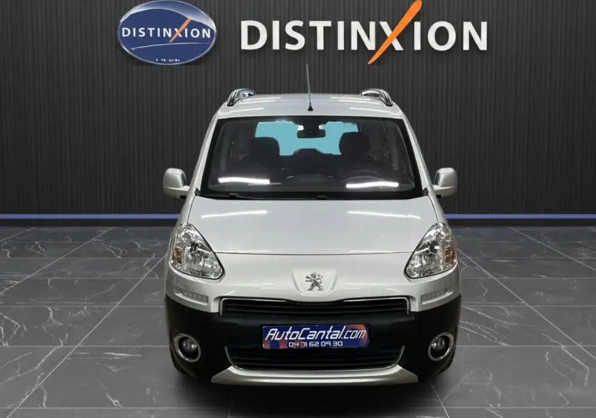 Vue avant d’un Peugeot Partner Tepee gris aluminium avec pare-chocs noir et toit équipé de barres de toit.