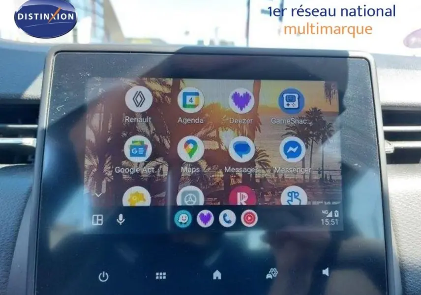 Écran tactile central de la Renault Clio V blanche, affichant des applications connectées, vue intérieure frontale.