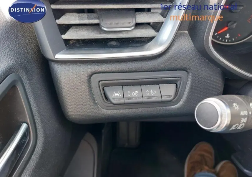 Détail des commandes d'aide à la conduite sur le tableau de bord côté gauche d'une Renault Clio blanche 2020.