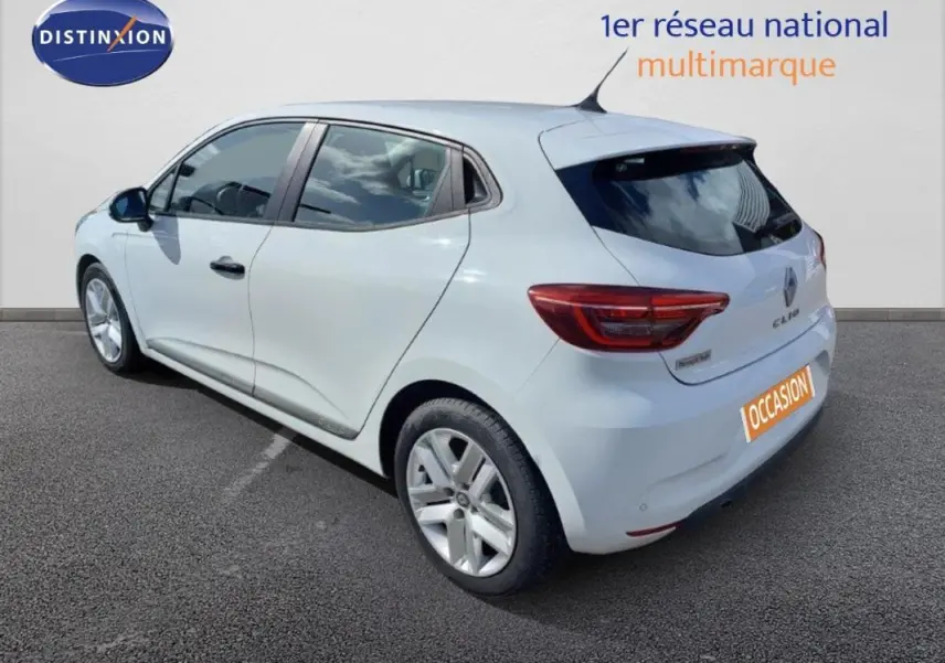 Renault Clio V SCe 75 Business blanche vue 3/4 arrière droit, avec feux arrière LED et jantes alliage.