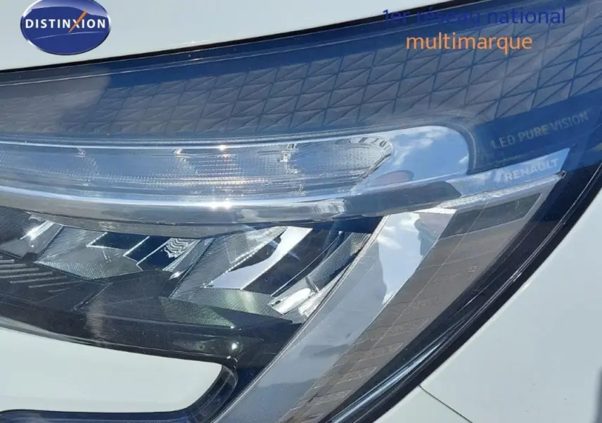 Gros plan sur le phare avant droit blanc de la Renault Clio V SCe 75 Business avec inscription LED Pure Vision.